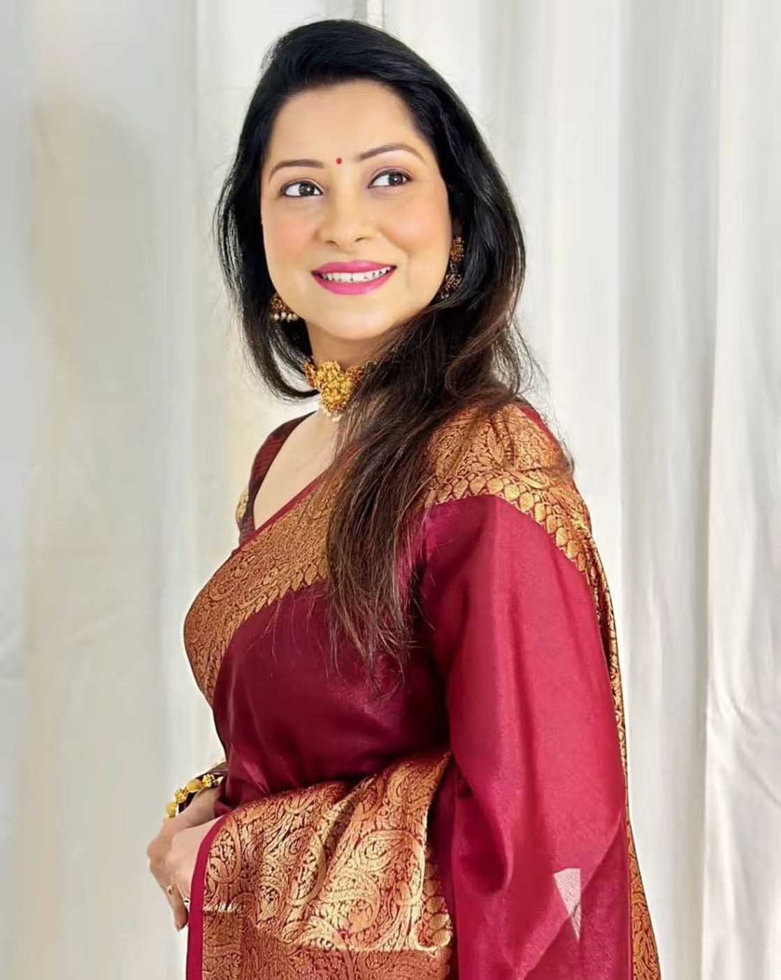 Maroon Jacquard Silk Saree for Women with Antique Gold Zari Border | Premium Wedding, Festive & Traditional Wear Saree with Unstitched Blouse Piece